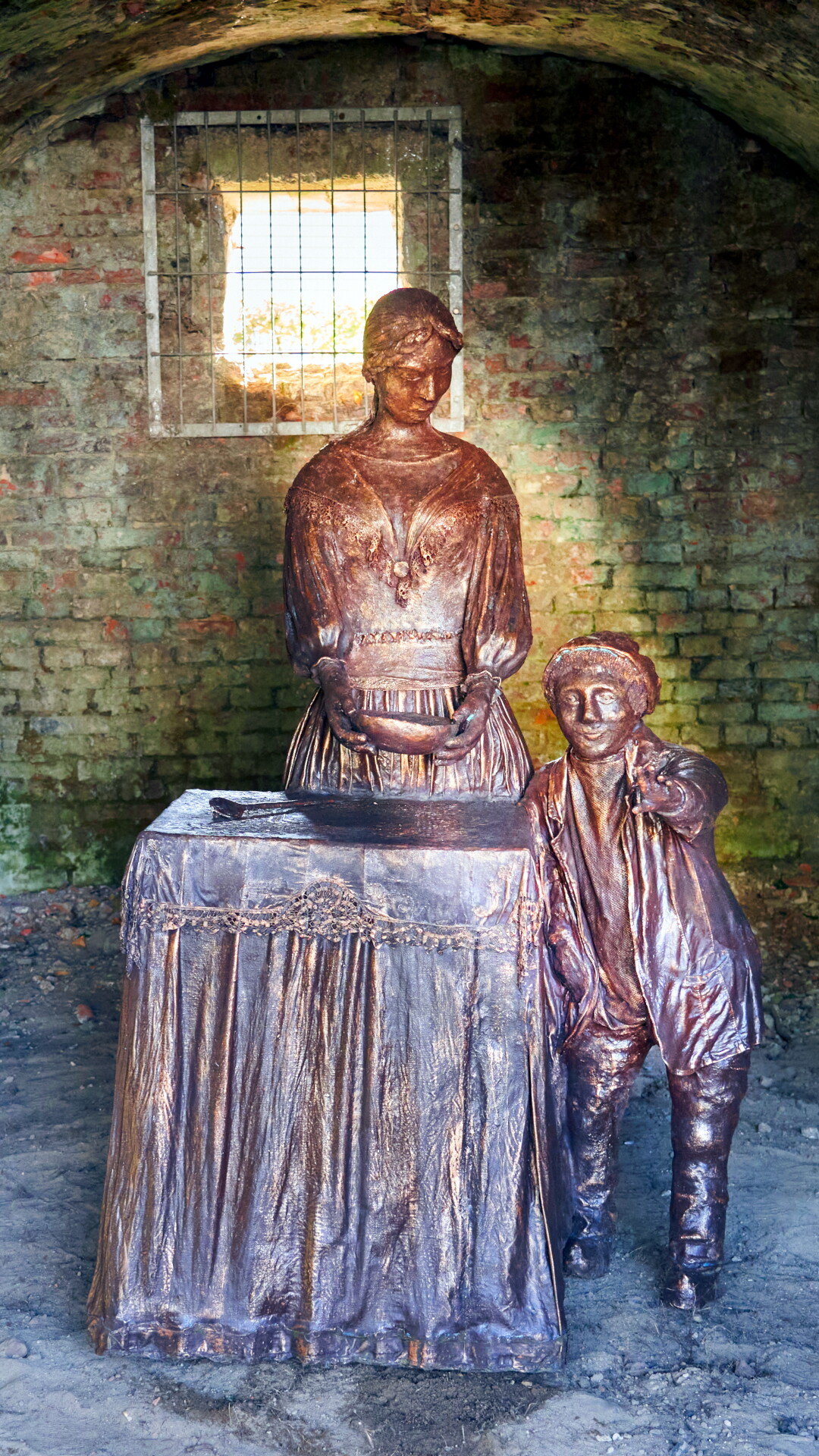 Figurine in der Gewölberuine, Künstler: Margaretha Fleige und Peter Ueding, Figuren aus Powertex, 2025